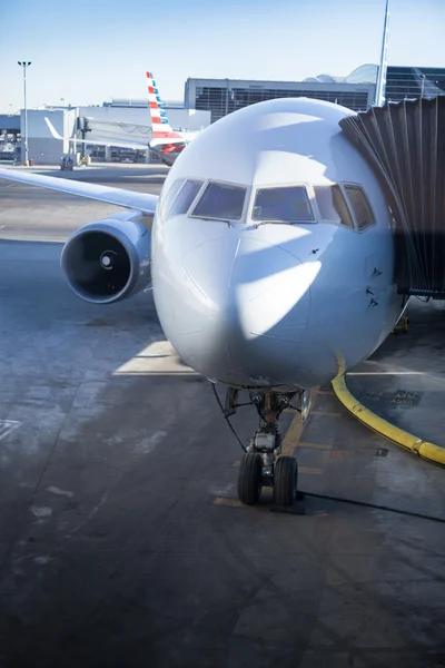 Letadlo na letišti — Stock fotografie