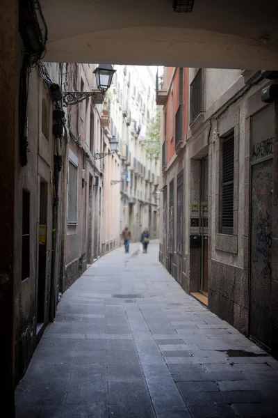 Beco estreito de barcelona — Fotografia de Stock