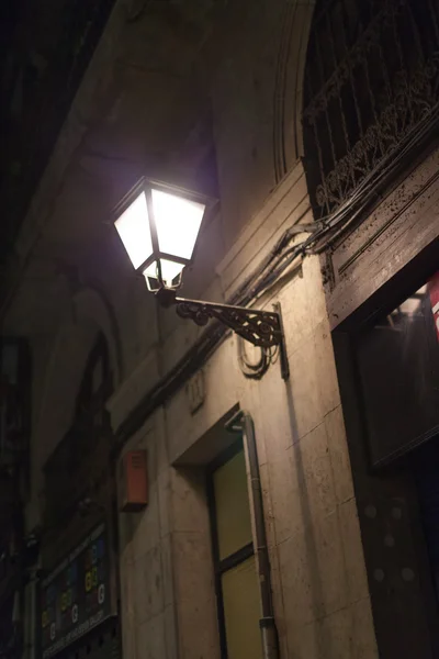 Farola iluminada por la noche, Barcelona, Cataluña, España —  Fotos de Stock