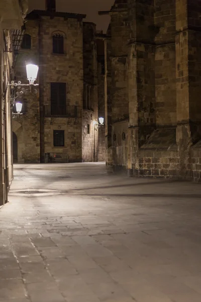 Beco estreito vazio iluminado por lâmpadas de rua à noite, Barcelona, Catalunha, Espanha — Fotografia de Stock