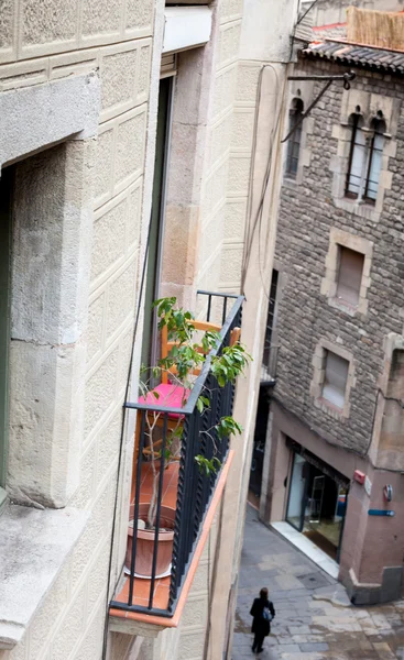 Vista de ángulo alto del balcón de hierro forjado de una casa, Barcelona, Cataluña, España —  Fotos de Stock