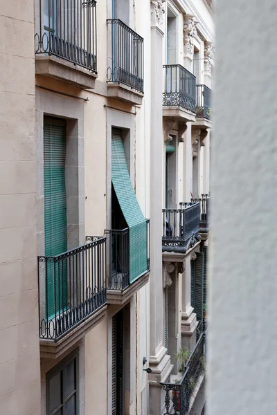 Balcones de hierro forjado de casas — Foto de Stock