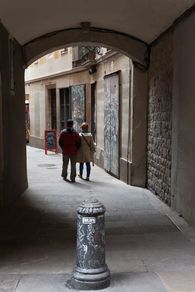 Pareja caminando en calle estrecha —  Fotos de Stock