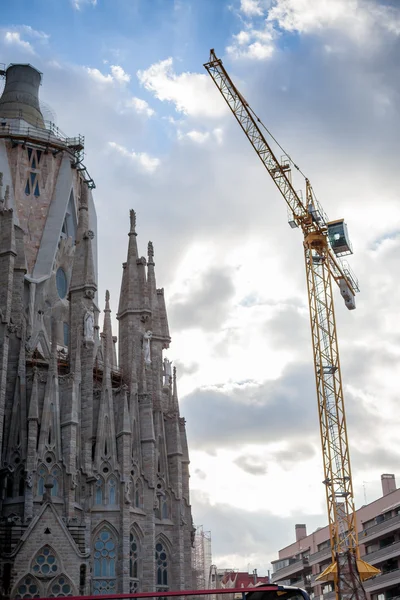 Kran an der Kirche — Stockfoto