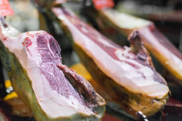 在巴氏、加泰罗尼亚、西班牙的肉店出售新鲜火腿 — 图库照片
