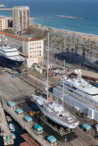 Yate en puerto deportivo en Barcelona — Foto de Stock