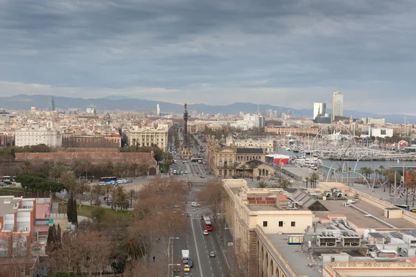 Vista general de la ciudad y Cristóbal Colón en el extremo inferior de La Rambla, Barcelona, Cataluña, España —  Fotos de Stock