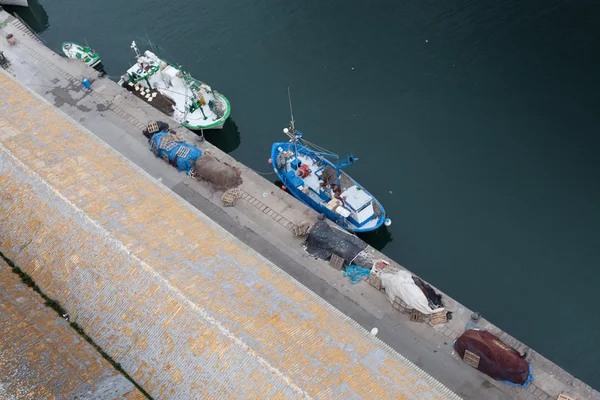 Hoge hoekmening van vissersboten afgemeerd aan pier, Barcelona, Catalonië, Spanje — Stockfoto