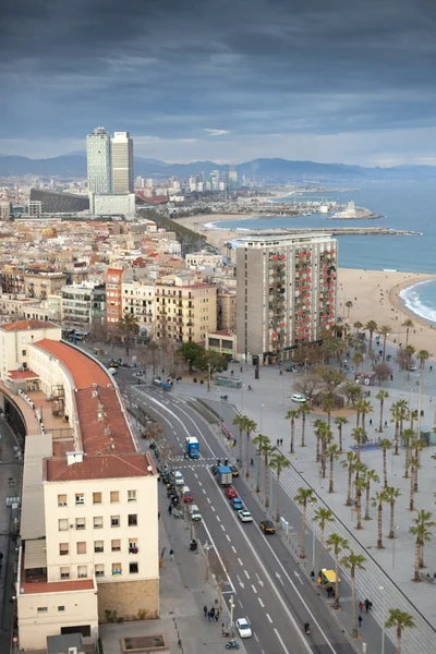 Vista aérea de la carretera costera desde el teleférico, Torre Mapfre, Barcelona, Cataluña, España —  Fotos de Stock