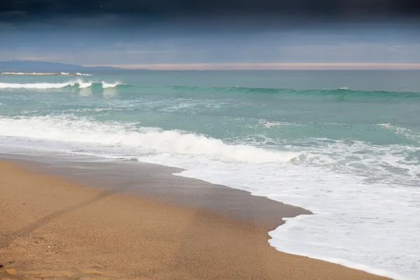 Marea en la playa, Barcelona, Cataluña, España — Foto de Stock