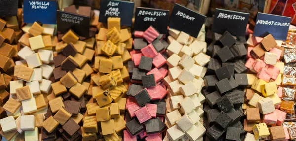Różne słodycze na rynku kram, rynku La Boqueria, Barcelona, Katalonia, Hiszpania — Zdjęcie stockowe