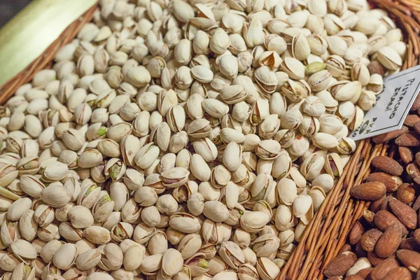 Pistacho en un puesto de mercado, Mercado de La Boquería, Barcelona, Cataluña, España — Foto de Stock