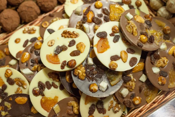 Chocolat aux fruits secs dans un étal de marché — Photo