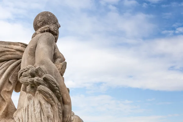 Estátua contra céu nublado — Fotografia de Stock