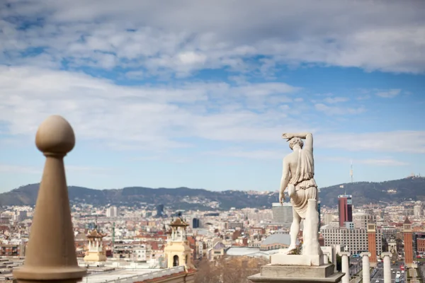 Vista trasera de una estatua en el Palacio de Montjuic, Barcelona, Cataluña, España — Foto de Stock