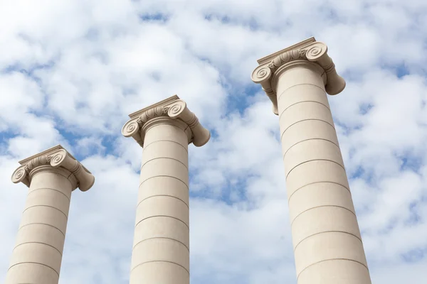 Vista en ángulo bajo de tres columnas jónicas, Barcelona, Cataluña, España — Foto de Stock