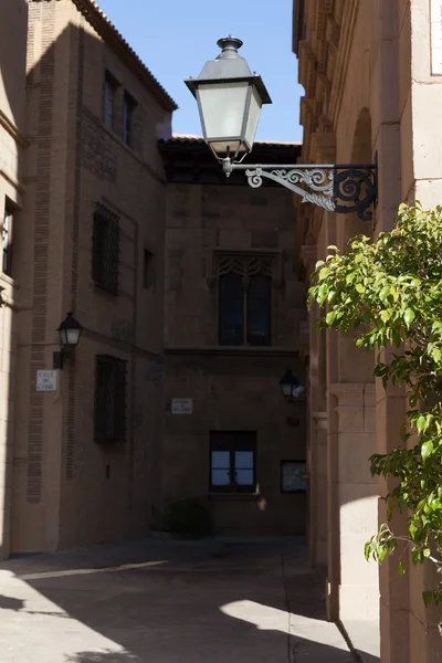 Linterna adosada a la pared de un edificio, Poble Espanyol, Barcelona, Cataluña, España — Foto de Stock
