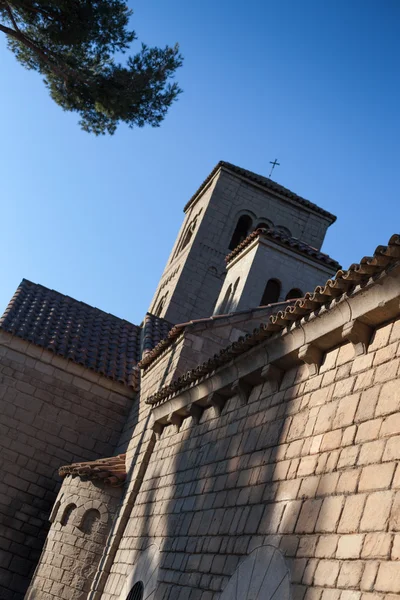 Vista de ángulo bajo de una iglesia románica, Poble Espanyol, Barcelona, Cataluña, España —  Fotos de Stock