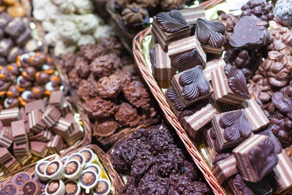 Chocolats dans un étal de marché — Photo