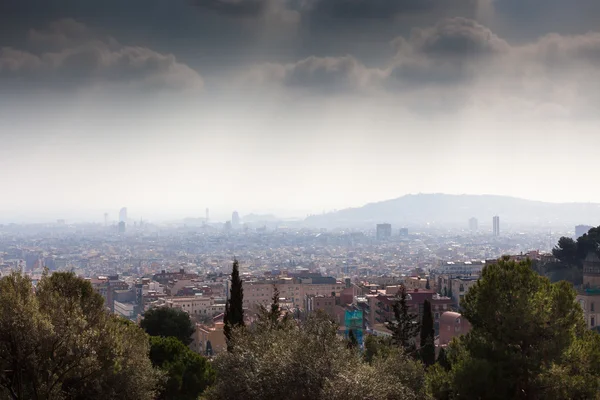 Oraș văzut prin Park Guell — Fotografie, imagine de stoc