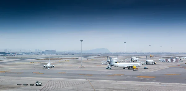 Самолеты, припаркованные у терминала аэропорта — стоковое фото