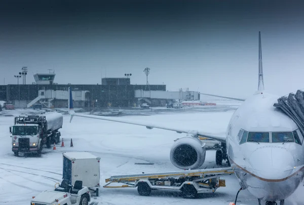 Avión en invierno en un aeropuerto — Foto de Stock