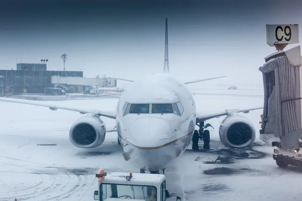 Літак в зимову погоду — стокове фото
