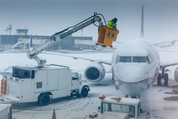 Avión en invierno en un aeropuerto — Foto de Stock