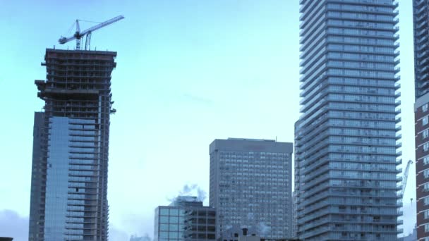 Crane bygga ett torn — Stockvideo