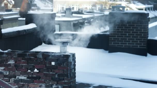 Chimenea soplando humo en el invierno — Vídeos de Stock