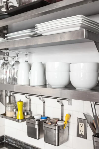 Crockery arranged in a domestic kitchen — Stock Photo, Image