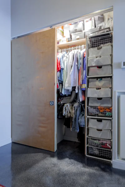 Clothes arranged in a wardrobe — Stock Photo, Image