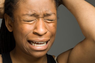 Stresli modeli saç çekerek