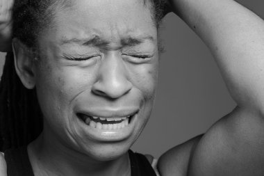 Stresli modeli saç çekerek