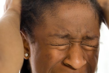 Stresli modeli saç çekerek