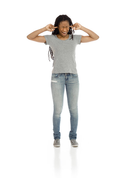 Модель затыкает уши пальцами
