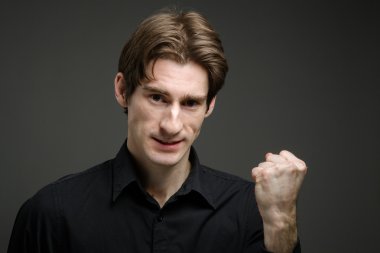 Model zafer zafer ile yumruk