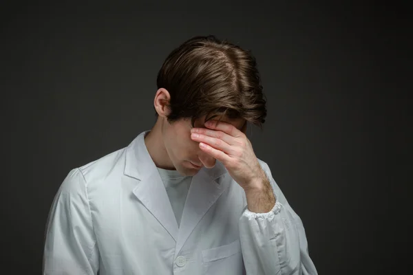 Model beschaamd verbergen gezicht in de hand — Stockfoto