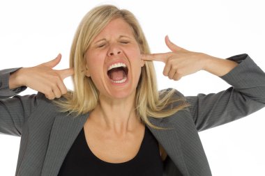 Parmak tarafından kulakları tıkalı modeli