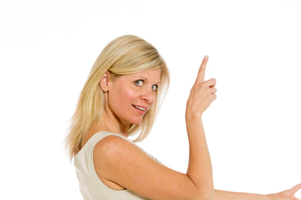 Модель, показывающая пальцами
