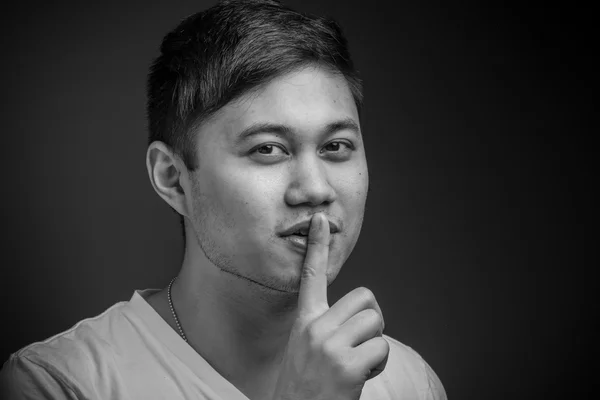 Model met vinger op lippen — Stockfoto