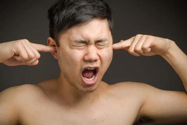 Modèle bouchant les oreilles par les doigts — Photo