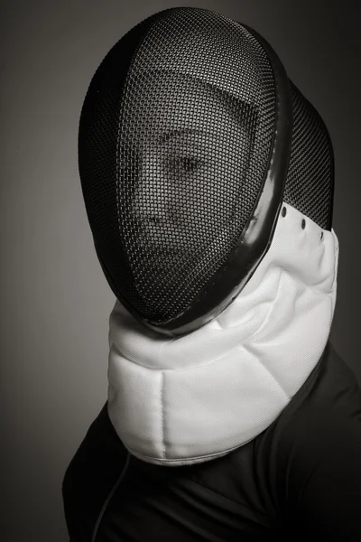 Esgrimista feminina em máscara de esgrima — Fotografia de Stock