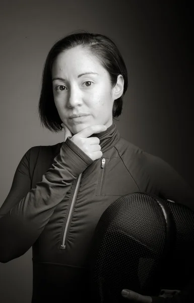 Kadın fencer çene üzerinde el ile düşünme — Stok fotoğraf