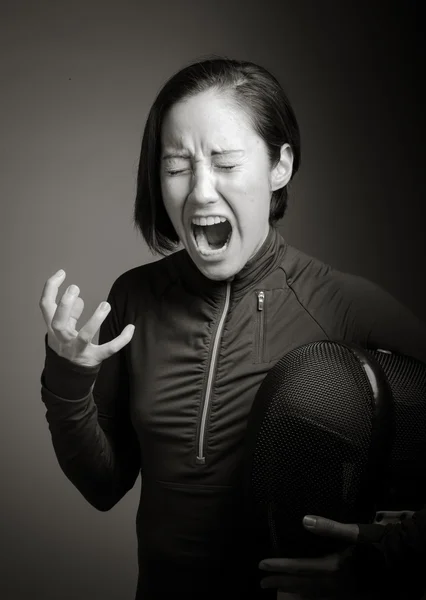 Schermidore femminile gridando — Stockfoto