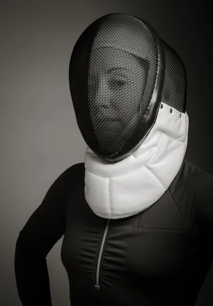 Esgrimista feminina em máscara de esgrima — Fotografia de Stock
