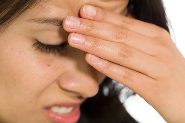 Model verbergen gezicht vanwege schande — Stockfoto