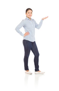 Modeli sunulması ve el ile vitrine