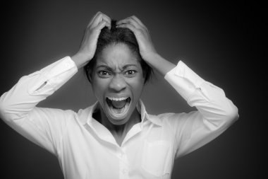 Stresli modeli kıllar eller tarafından çekerek