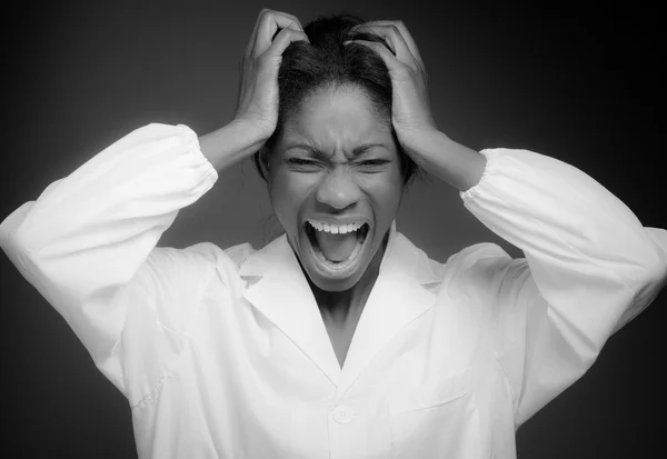 Stressade modellen dra hår av händer — Stockfoto